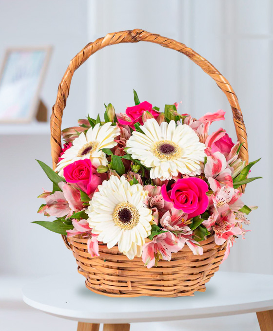 Cesta con gerberasblancas y rosas rosadas