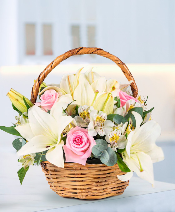 Felicitaciones de cumpleaños originales Cesta de liliums y rosas