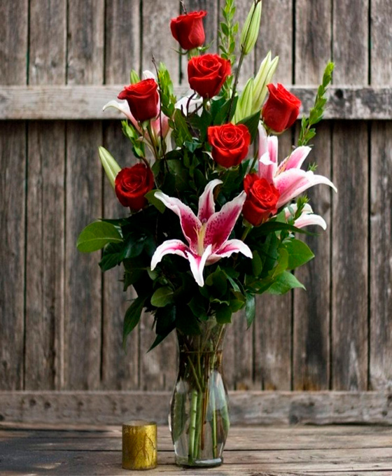 Ramo de rosas y liliums tonos rojos