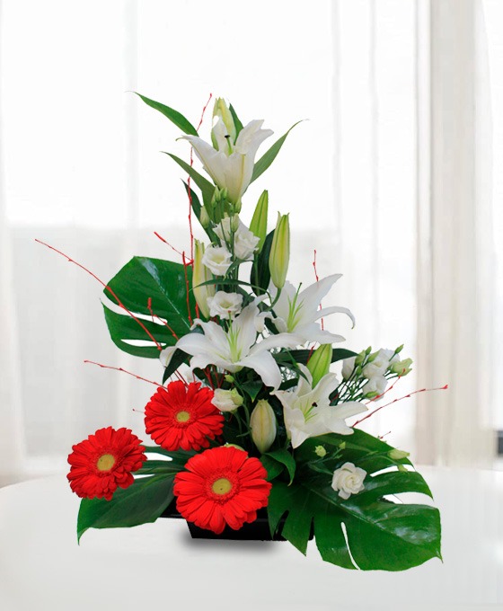 Enviar centro de flores para cumpleaños Cesta de gerbers y lilium para regalar